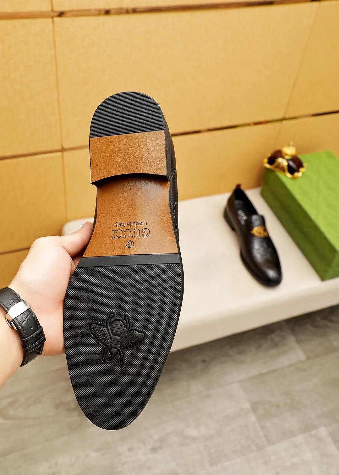 Men's shoes 💰400 💐 Product trademark: GUCCI "Gucci" casual leather shoes Regular size: 39-44 (38.45.46🉑️Customized) Product materials: Selected imported first-layer calfskin embossed upper + original hardware buckle, imported 🐑 sheepskin lining. Strong three-dimensional visual effect, combined outsole Color: 1⃣️color optional